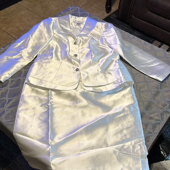 EY SIGNATURE Dresses & Skirts - NEW CLASSIC CHIC SUIT